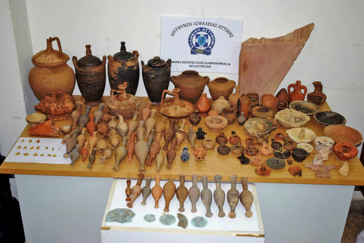 Οι αρχαιότητες που βρέθηκαν στο αυτοκίνητο ενός 46χρονου στο Γύθειο Λακωνίας και κατασχέθηκαν (φωτ.: Ελληνική Αστυνομία).
