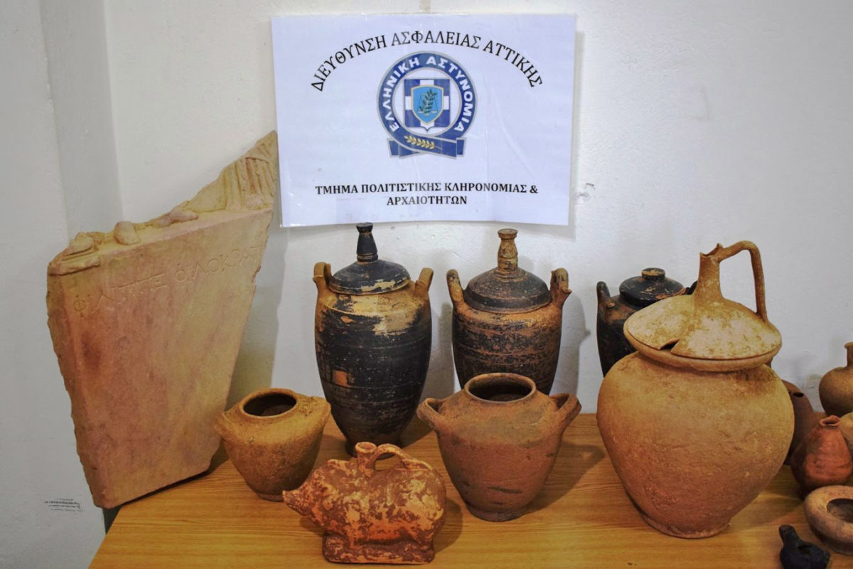 Μέρος των αρχαιοτήτων που κατασχέθηκαν στο Γύθειο (φωτ.: Ελληνική Αστυνομία).