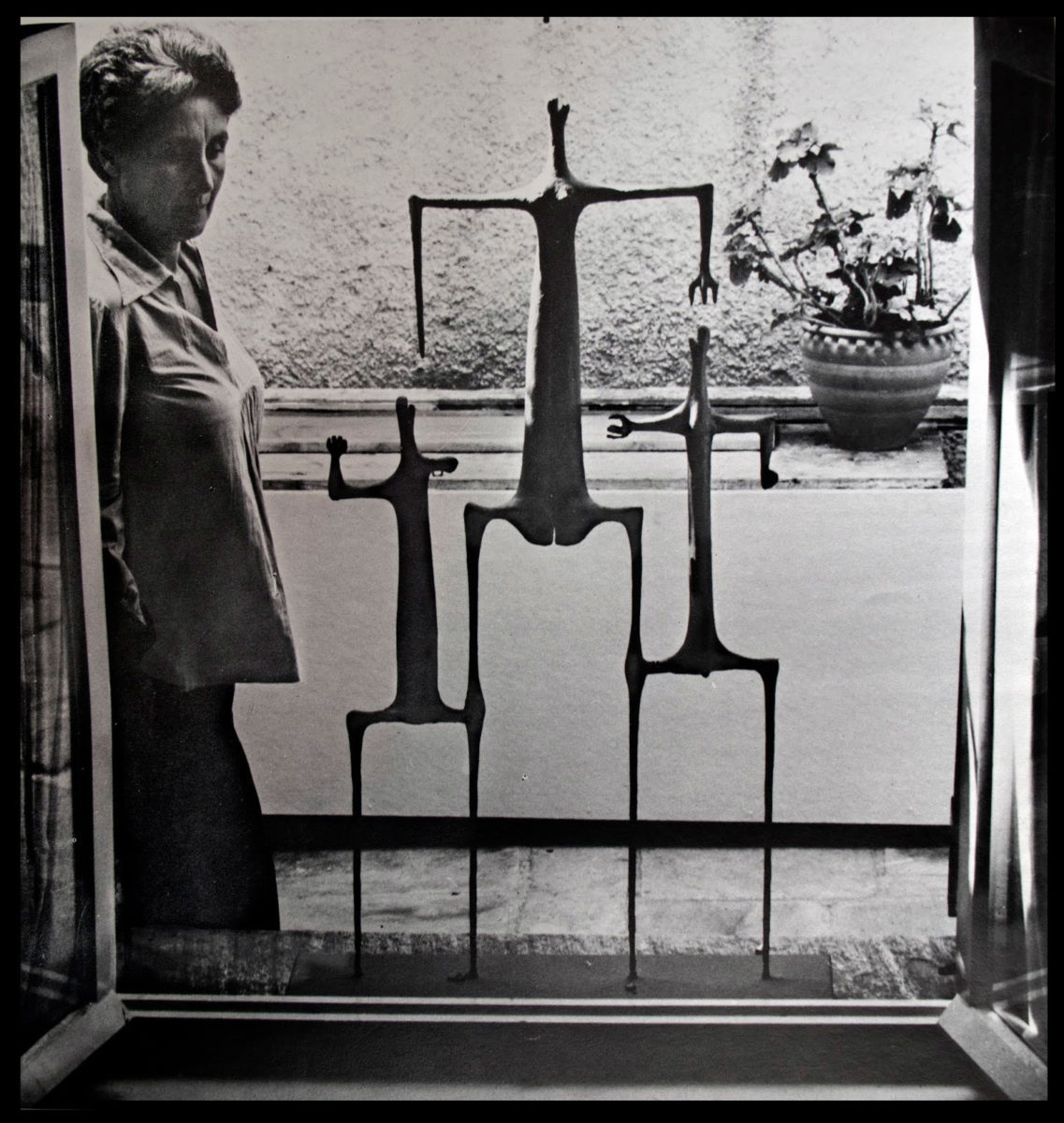 Η Άλεξ Μυλωνά με το γλυπτό «Μήδεια» (1957, τσιμέντο). Φωτ.: Μουσείο Άλεξ Μυλωνά.