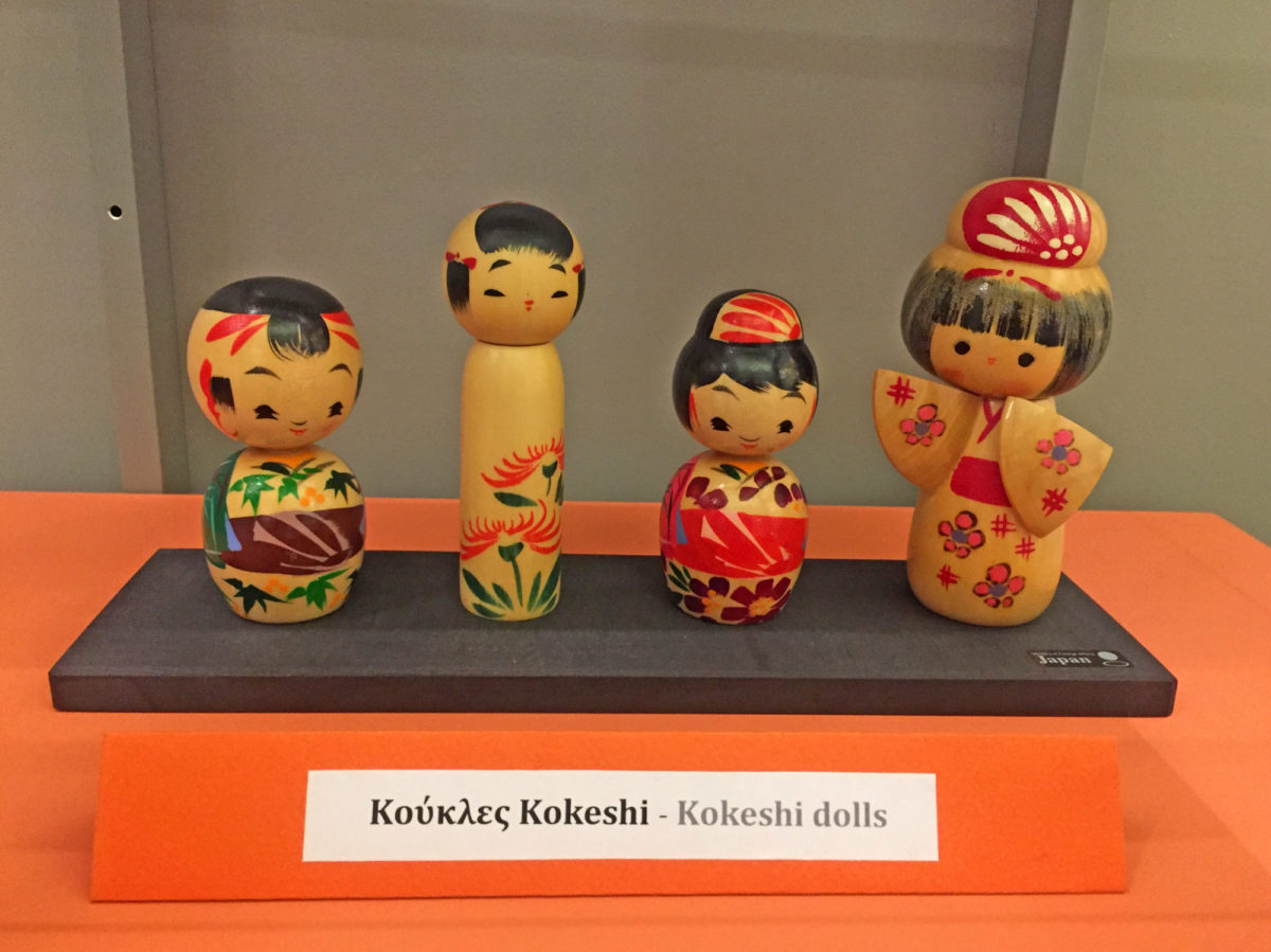 Κούκλες Kokeshi από την έκθεση «Παραδοσιακές κούκλες και παιχνίδια από την Ιαπωνία» στο Μουσείο Μπενάκη Παιχνιδιών.