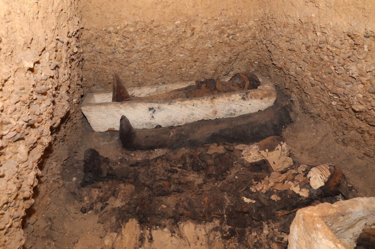 Ορισμένες από τις μούμιες βρέθηκαν τυλιγμένες σε λινό ύφασμα, ενώ άλλες βρίσκονταν σε λίθινα φέρετρα ή ξύλινες σαρκοφάγους (φωτ.: Ministry of Antiquities – Arab Republic of Egypt / Twitter).