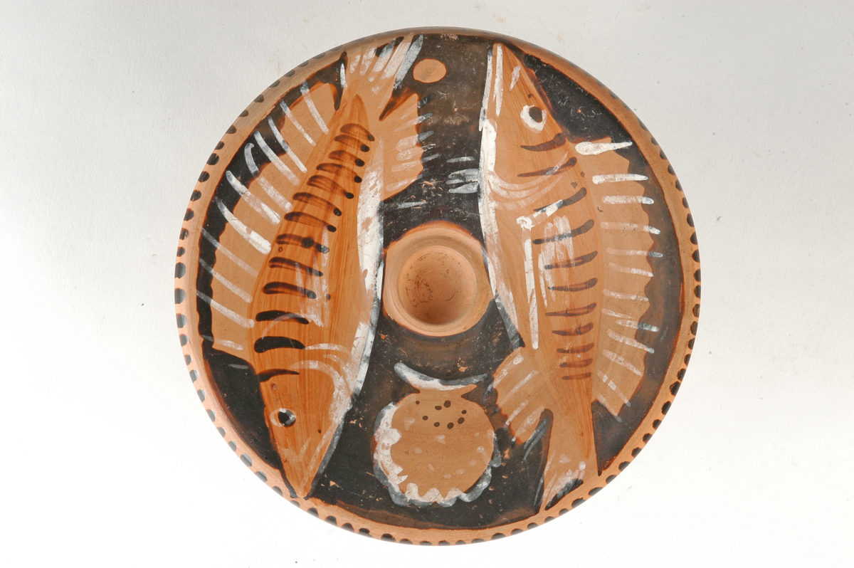 Πήλινο ερυθρόμορφο πινάκιο με παράσταση ψαριών, 350-340 π.Χ. Αθήνα, Μουσείο Κυκλαδικής Τέχνης.