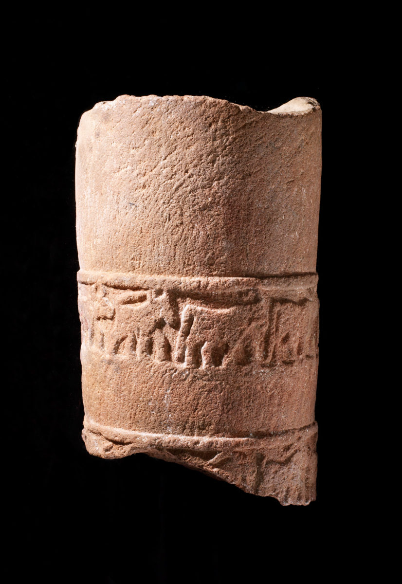 Τμήμα βωμού ή θυμιατηριού από την αλ-Ούλα. 4ος-3ος αι. π.Χ. Ψαμμίτης. Πανεπιστήμιο King Saud, Ριάντ, Τμήμα Αρχαιολογίας.