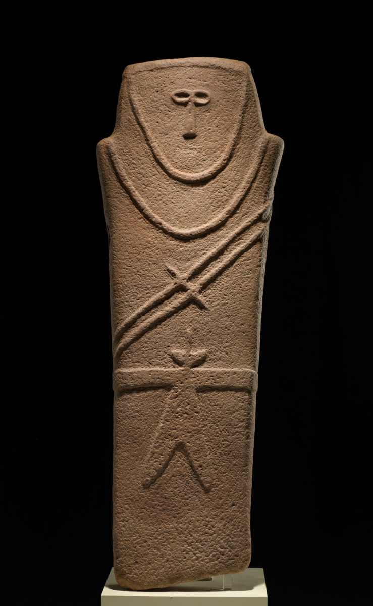 Ανθρωπόμορφη στήλη από την Καριάτ αλ-Κάαφα, κοντά στην πόλη Χάιλ. 4η χιλιετία π.Χ. Ψαμμίτης. Εθνικό Μουσείο, Ριάντ.