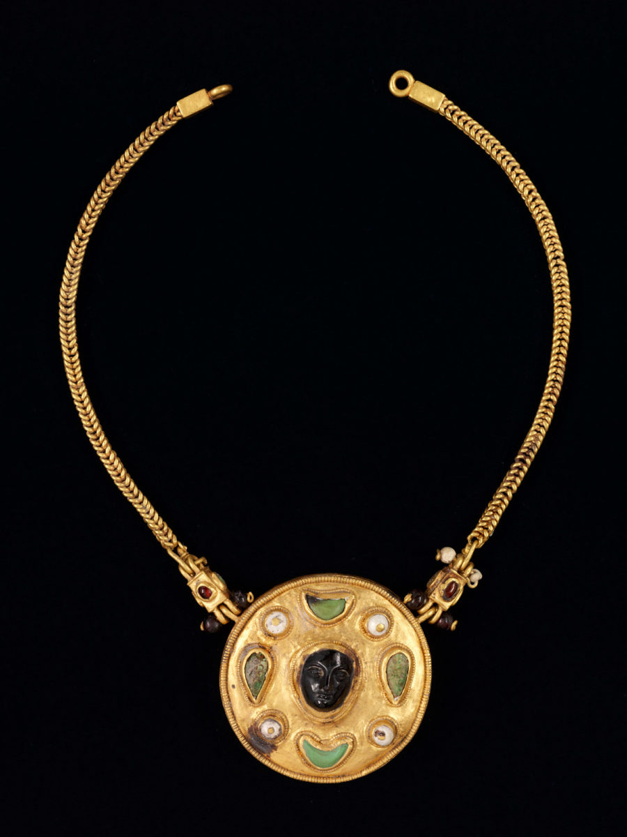 Περιδέραιο με καμέο από τη Θατζ, Τελλ αλ-Ζάιερ. 1ος αι. μ.Χ. Χρυσός, μαργαριτάρια, τουρκουάζ και ρουμπίνια. Εθνικό Μουσείο, Ριάντ.