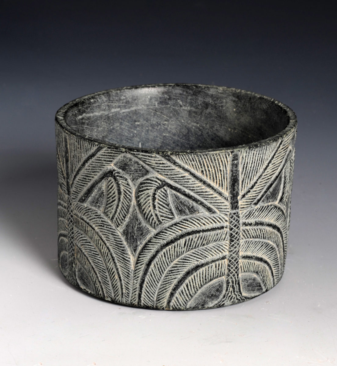 Κυλινδρικό αγγείο με φοίνικα. Τέλη 3ης χιλιετίας π.Χ. 
Χλωρίτης. Εθνικό Μουσείο, Ριάντ.