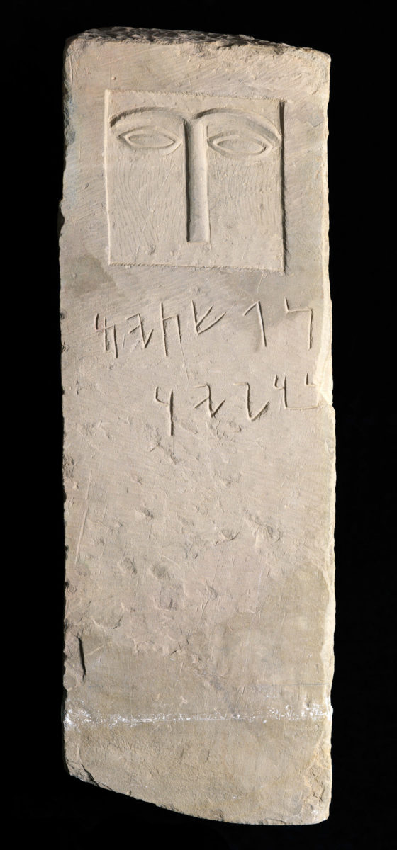 Επιτύμβια στήλη από την Τάυμα. 5ος–4ος αι. π.Χ. Ψαμμίτης. Μουσείο Τάυμας.