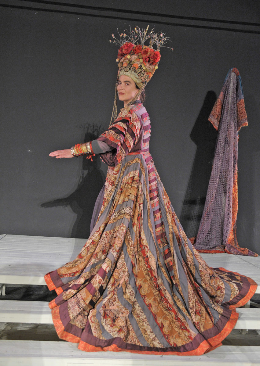 «Κλυταιμνήστρα». Κοστούμι της Ιωάννας Παπαντωνίου για τη Λυδία Κονιόρδου στις «Χοηφόρες» του Αισχύλου. Θεσσαλικό Θέατρο 1992.