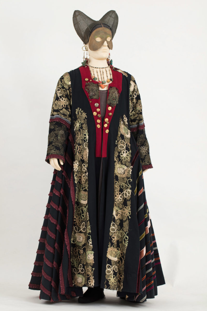 Κοστούμι της Ιωάννας Παπαντωνίου για τη Μελίνα Βαμβακά στο ρόλο της Νατέλλα Αμπασβίλι, στο έργο του Bertolt Brecht «Ο κύκλος με την κιμωλία». Εθνικό Θέατρο της Ελλάδος 2005.