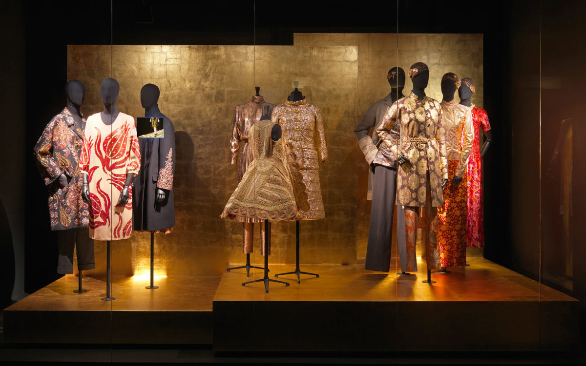 Dries van Noten, Inspirations («Εμπνεύσεις»). MoMu, Αμβέρσα 2015. Φωτογραφία: Koen de Waal.