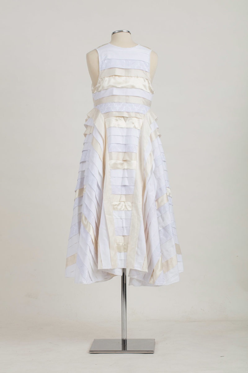 «Ντουλαμάς» σε λευκό χρώμα, δημιουργία ειδικά για την έκθεση από το «Αριστοτέχνημα» - Αριστείδης Τζονευράκης. Πελοποννησιακό Λαογραφικό Ίδρυμα, Ναύπλιο 2019.