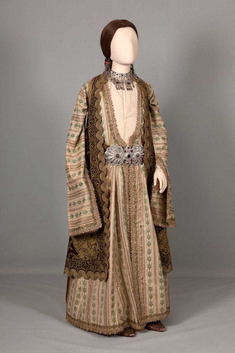 Αστική ενδυμασία από τα Ιωάννινα, Ήπειρος. Μέσα 19ου αιώνα. Πελοποννησιακό Λαογραφικό Ίδρυμα, Ναύπλιο. 