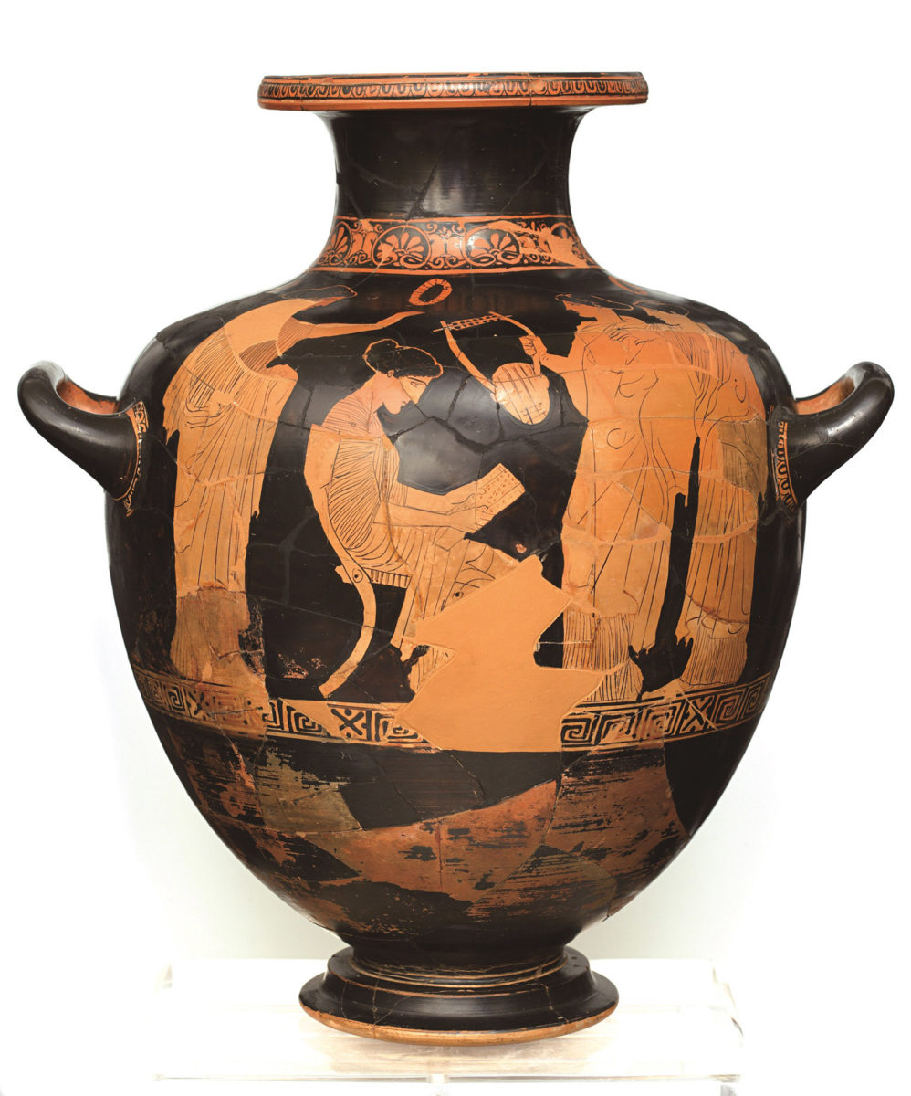 Ερυθρόμορφη υδρία του εργαστηρίου του ζωγράφου του Πολυγνώτου με παράσταση της Σαπφούς που διαβάζει κάποιο ποίημα. Από τη Βάρη Αττικής. 440-430 π.X. (© Εθνικό Αρχαιολογικό Μουσείο/ TAΠΑ).