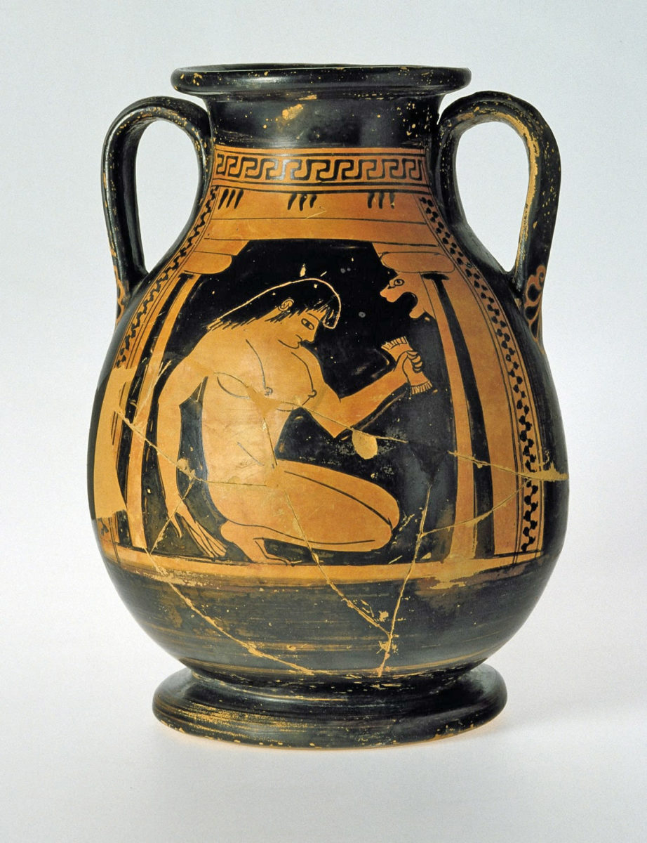 Αττική ερυθρόμορφη πελίκη με παράσταση γυμνής γυναίκας (εταίρας) στο λουτρό. Από την Αίγινα. Γύρω στο 650-500 π.Χ. (© Εθνικό Αρχαιολογικό Μουσείο/ TAΠΑ).