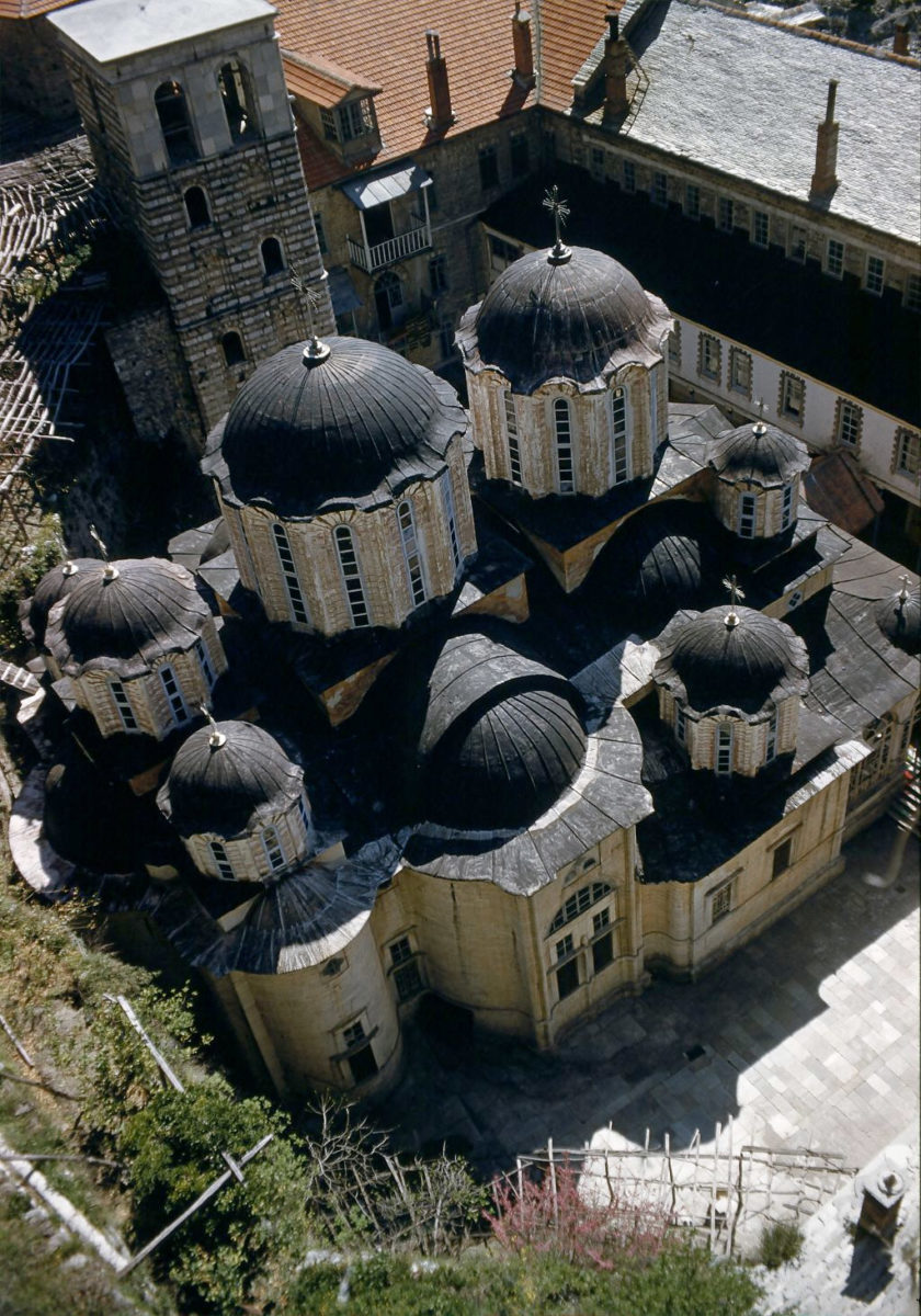 Μονή Αγίου Παύλου. Το καθολικό από τον πύργο. 25 Μαρτίου/7 Απριλίου 1961. Φωτογραφία του Π. Βοκοτόπουλου.