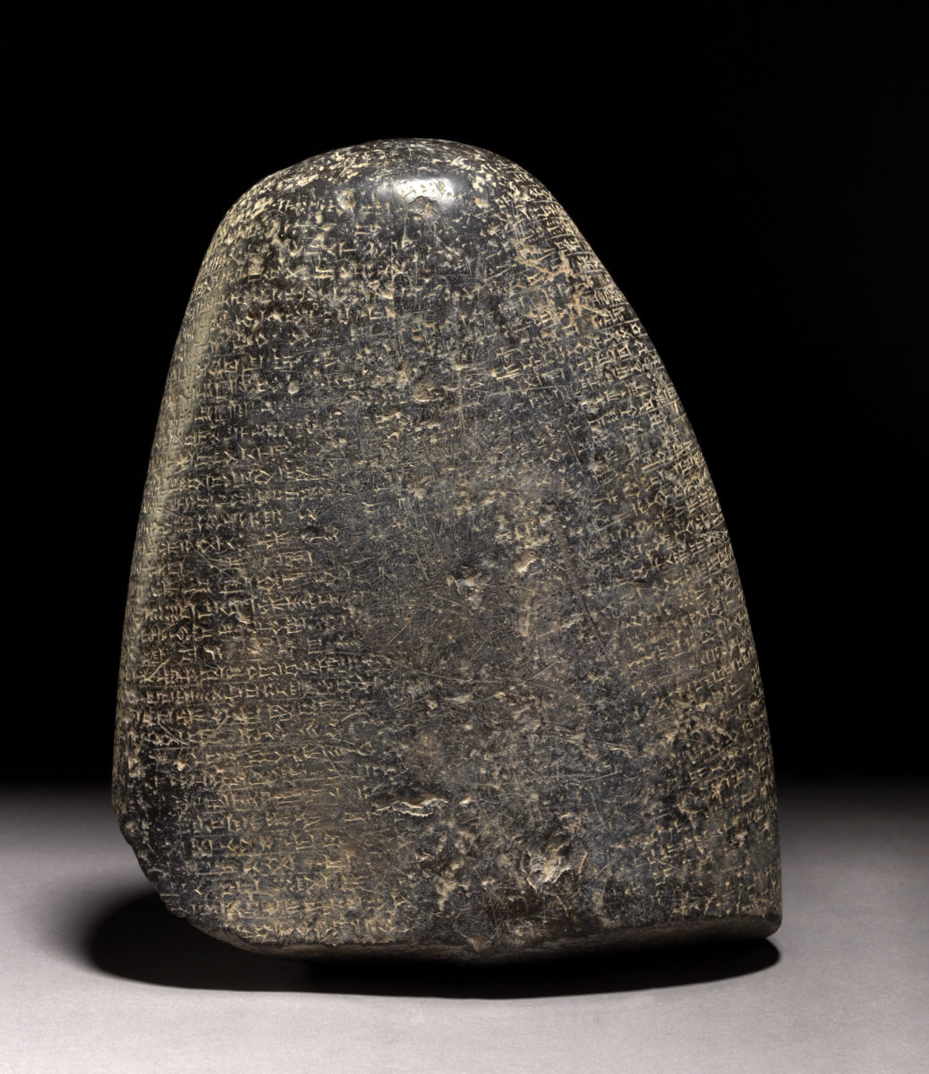 Η βαβυλωνιακή στήλη που το Λονδίνο επέστρεψε στο Ιράκ. Περ. 1126-1103 π.Χ., Ιράκ. Φωτ.: © The Trustees of the British Museum.