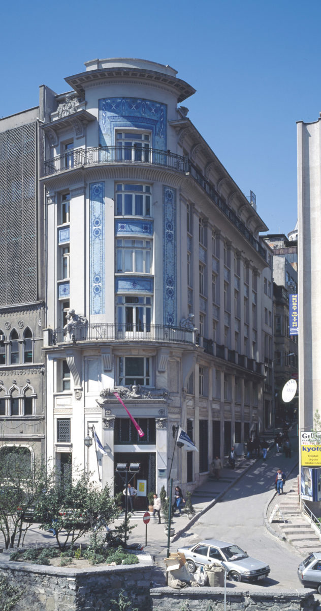 Γενική άποψη του υποκαταστήματος της Τράπεζας Αθηνών (1911-1913) στην Κωνσταντινούπολη. Φωτογραφία C. Emden, 2010.