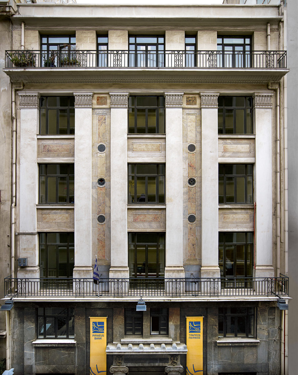 Το κεντρικό κατάστημα της Τράπεζας Χίου (1923-1925) στην οδό Αριστείδου 4, σήμερα υποκατάστημα της Τράπεζας Πειραιώς. Φωτογραφία Ε. Πατεράκη, 2010.