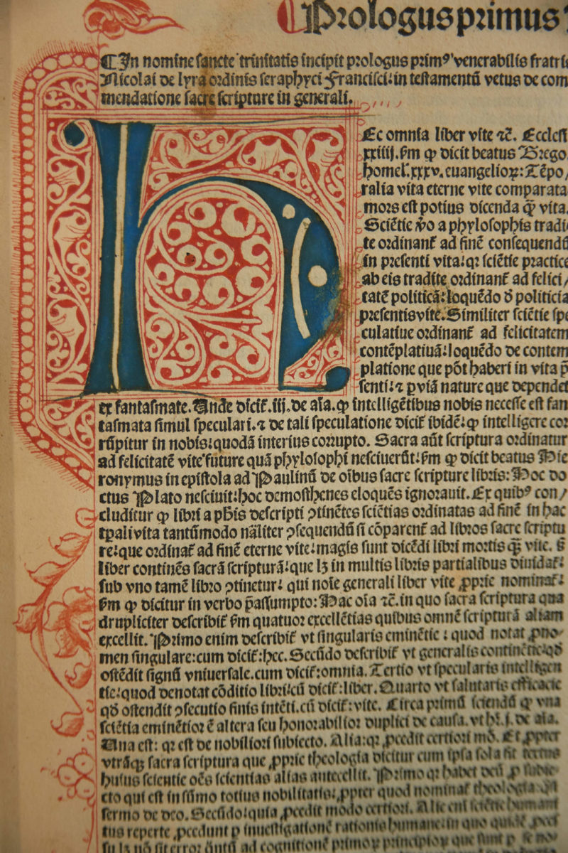 Λεπτομέρεια με χειρόγραφη διακόσμηση από έκδοση Λατινικής Βίβλου, που τυπώθηκε στη Βενετία το 1495 από τον Paganinus de Paganinis [«Biblia Latina», Βενετία: Paganinus de Paganinis, 1495]. Συλλογή του Ιδρύματος Αικατερίνης Λασκαρίδη.