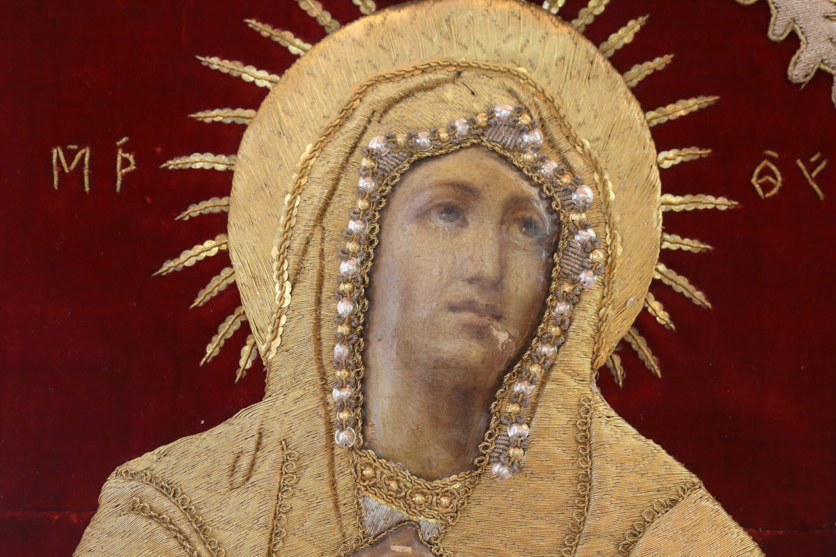 Λεπτομέρεια κεντητού επιταφίου, των μέσων του 19ου αιώνα. Αποδίδεται σε εργαστήριο της Κωνσταντινούπολης.