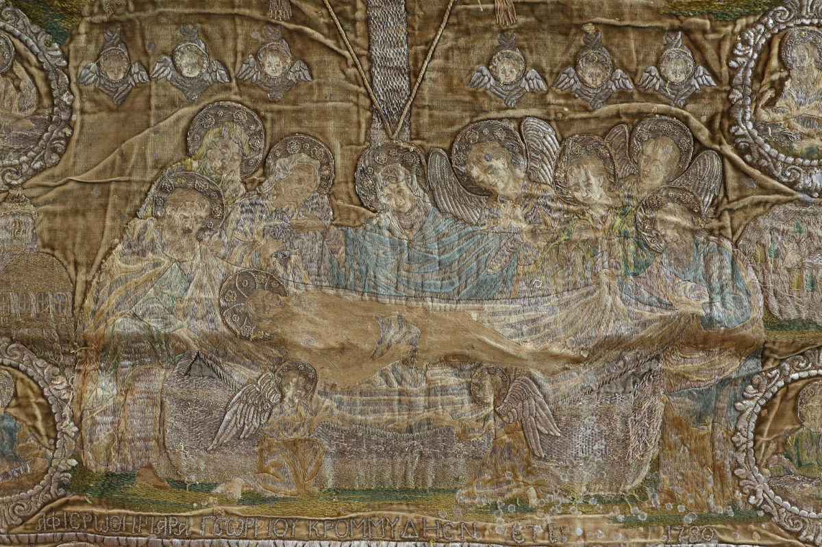 Κεντητός επιτάφιος (1780) με επιγραφή του Γιαννιώτη δωρητή Γεωργίου Κρομμύδη. Αποδίδεται σε εργαστήριο της Βιέννης.