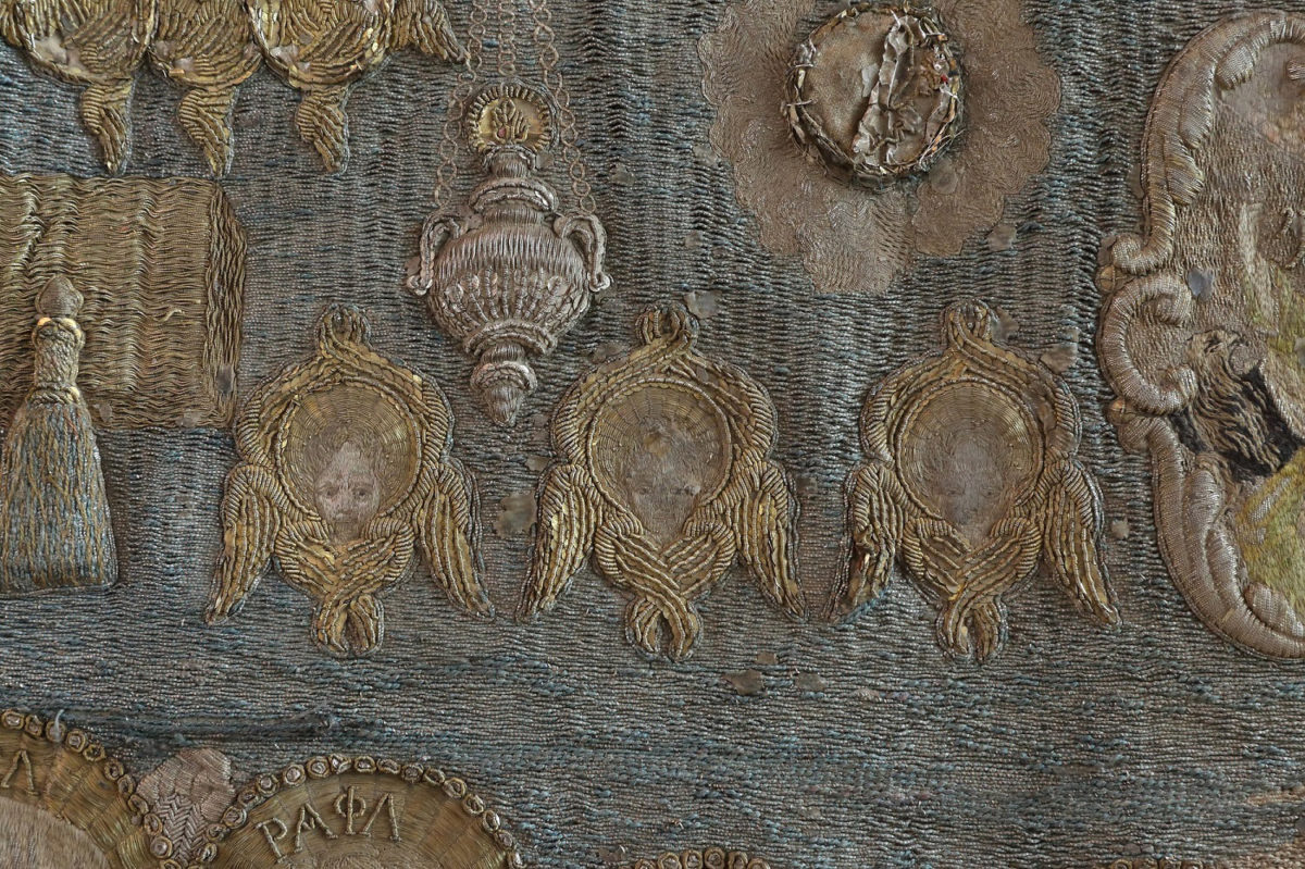 Λεπτομέρεια κεντητού επιταφίου (1816), όπου διακρίνονται αγγελικές δυνάμεις. Αποδίδεται σε εργαστήριο της Βιέννης.