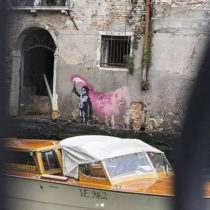 Ο Banksy «υπέγραψε» την προσφυγοπούλα με τη φωτοβολίδα