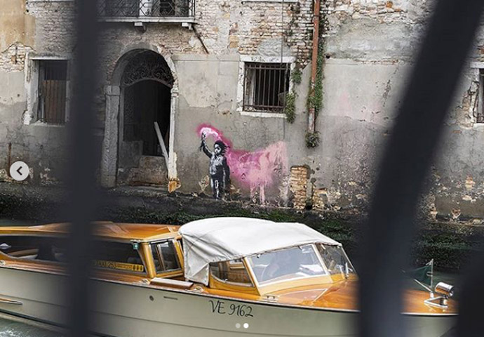 Ο Banksy «υπέγραψε» την προσφυγοπούλα με τη φωτοβολίδα