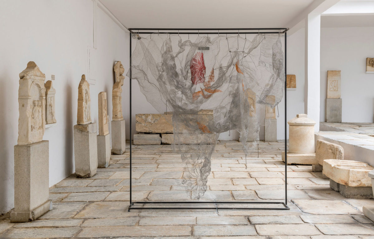 Μαρία Λοϊζίδου, «Pelage», 2018. Επιφάνεια από ανοξείδωτο ατσάλι πλεγμένο στο χέρι, κρεμασμένη από μεταλλική κατασκευή. 180x160x40 εκ. Ευγενική παραχώρηση της καλλιτέχνιδος και της Kalfayan Galleries, Αθήνα-Θεσσαλονίκη. Installation view © Πάνος Κοκκινιάς. Ευγενική παραχώρηση ΝΕΟΝ.