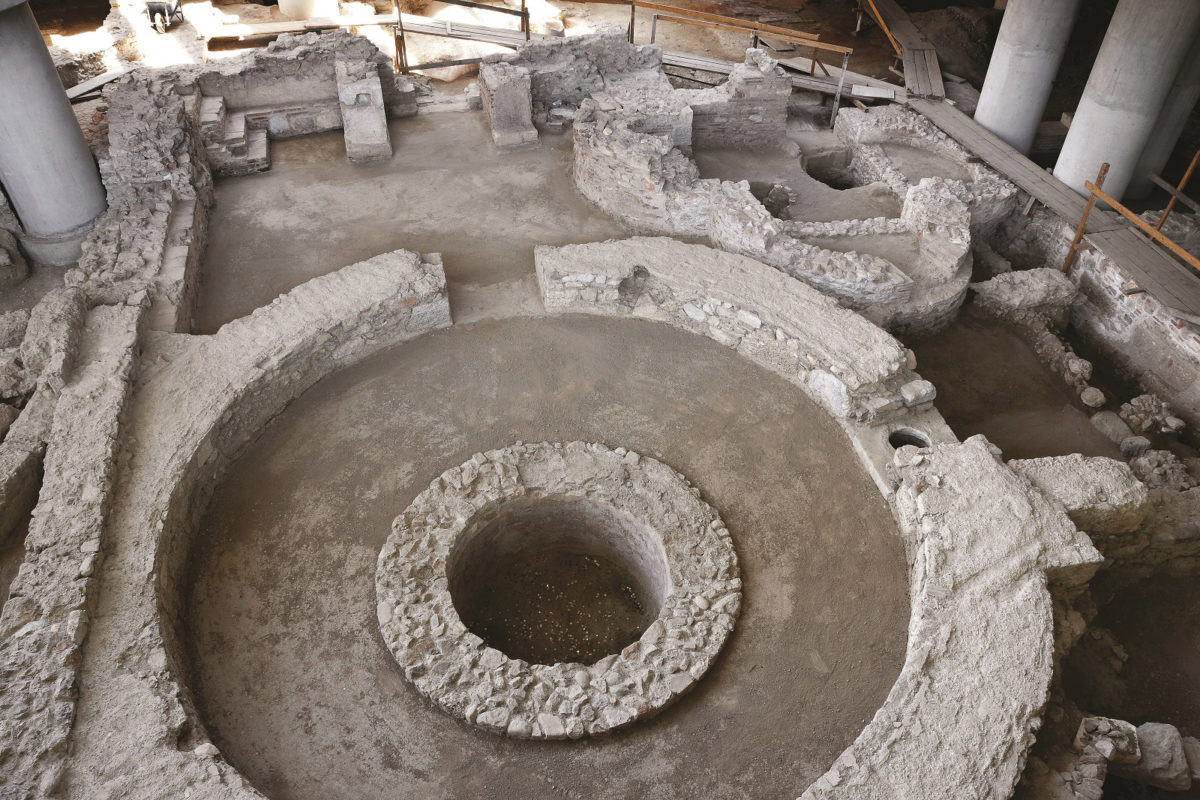 Κυκλική αίθουσα κτιρίου Ε στην αρχαιολογική ανασκαφή. © Μουσείο Ακρόπολης. Φωτ.: Νίκος Δανιηλίδης.