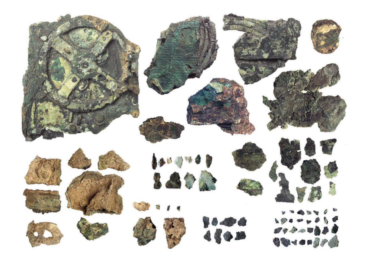 Τα 82 σωζόμενα θραύσματα του «Μηχανισμού  των Αντικυθήρων». Β' μισό 2ου αι. π.Χ. Ανελκύστηκαν από το ναυάγιο των Αντικυθήρων κατά τις έρευνες του 1900-1901 (© Εθνικό Αρχαιολογικό Μουσείο/ΤΑΠ). 