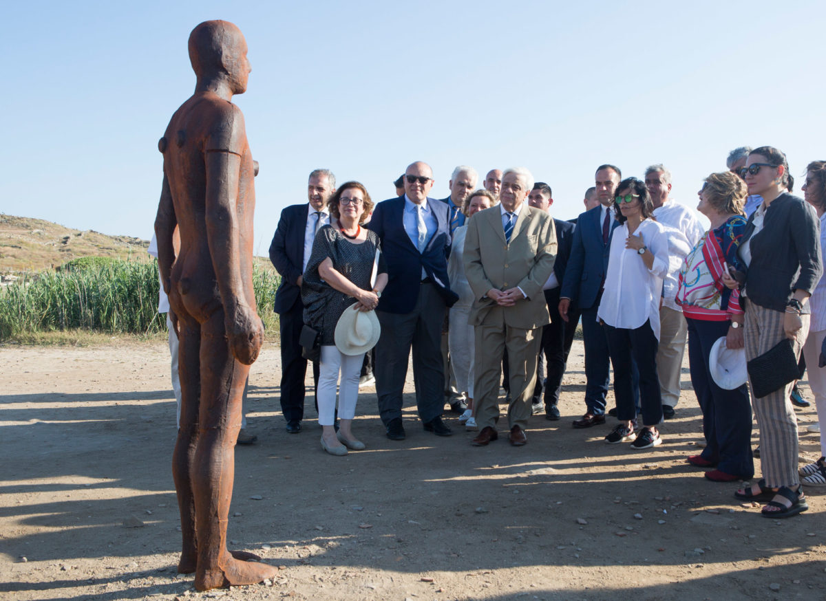 Από την επίσκεψη στη Δήλο, μπροστά στο έργο του Antony Gormley «Another Time V», (2007). Διακρίνονται η δρ Μαρία Ανδρεαδάκη-Βλαζάκη, ο Δημήτρης Δασκαλόπουλος, η Ειρήνη Πάρη, ο Δημήτρης Αθανασούλης, ο Κωνσταντίνος Κουκάς, ο Προκόπη Παυλόπουλος και η σύζυγός του, η Ελίνα Κουντούρη και η Όλγα Κεφαλογιάννη. © Ναταλία Τσουκαλά.