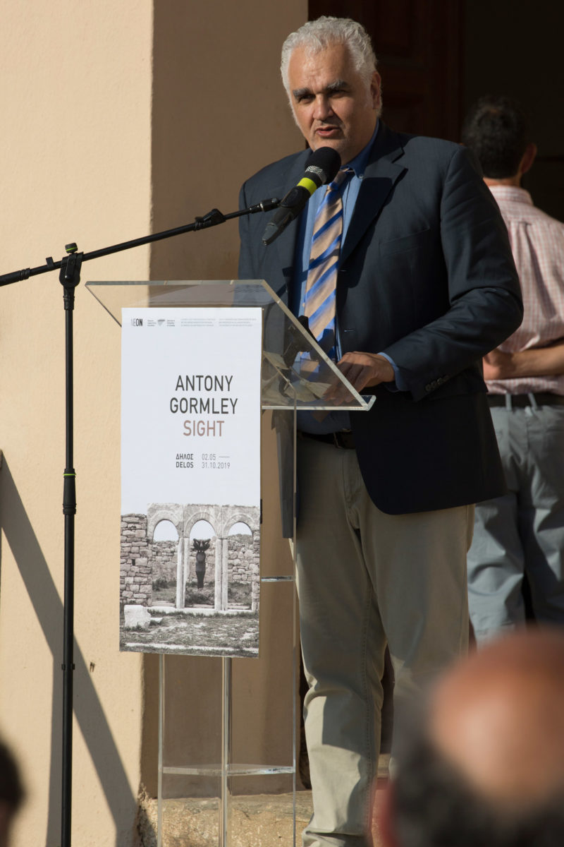 Ο Δημήτρης Αθανασούλης, Προϊστάμενος της Εφορείας Αρχαιοτήτων Κυκλάδων, κατά την ομιλία του. © Ναταλία Τσουκαλά.