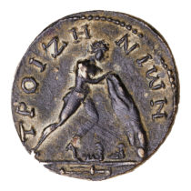 Χάλκινο νόμισμα της Τροιζήνας που απεικονίζει τον Θησέα να ανασηκώνει το βράχο για να πάρει τα σανδάλια και το ξίφος του Αιγέα (2ος–3ος αι. μ.Χ.).
