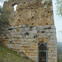 Ο πύργος του ελληνιστικού διατειχίσματος με το μεσαιωνικό εποικοδόμημα.