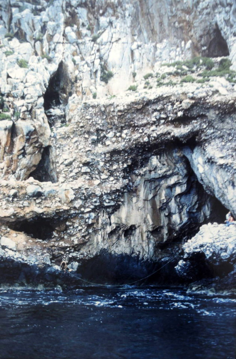 Το σπήλαιο Απήδημα, όπως φαίνεται από τη θάλασσα (φωτ.: Μουσείο Ανθρωπολογίας, Ιατρική Σχολή ΕΚΠΑ).