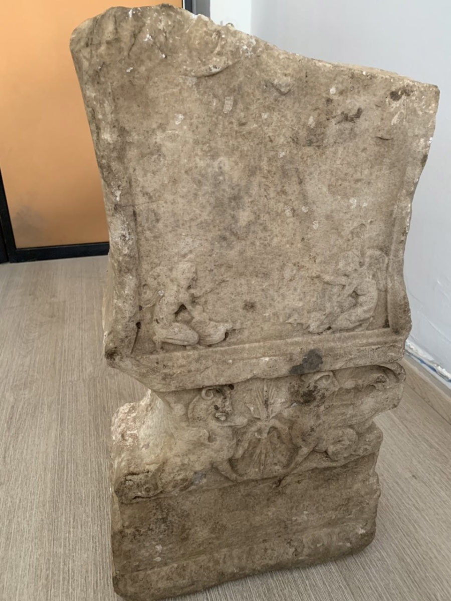 Η μαρμάρινη πλάκα με την αμφίπλευρη διακόσμηση που κατασχέθηκε στην ευρύτερη περιοχή των Φαρσάλων Λάρισας (φωτ.: Ελληνική Αστυνομία).