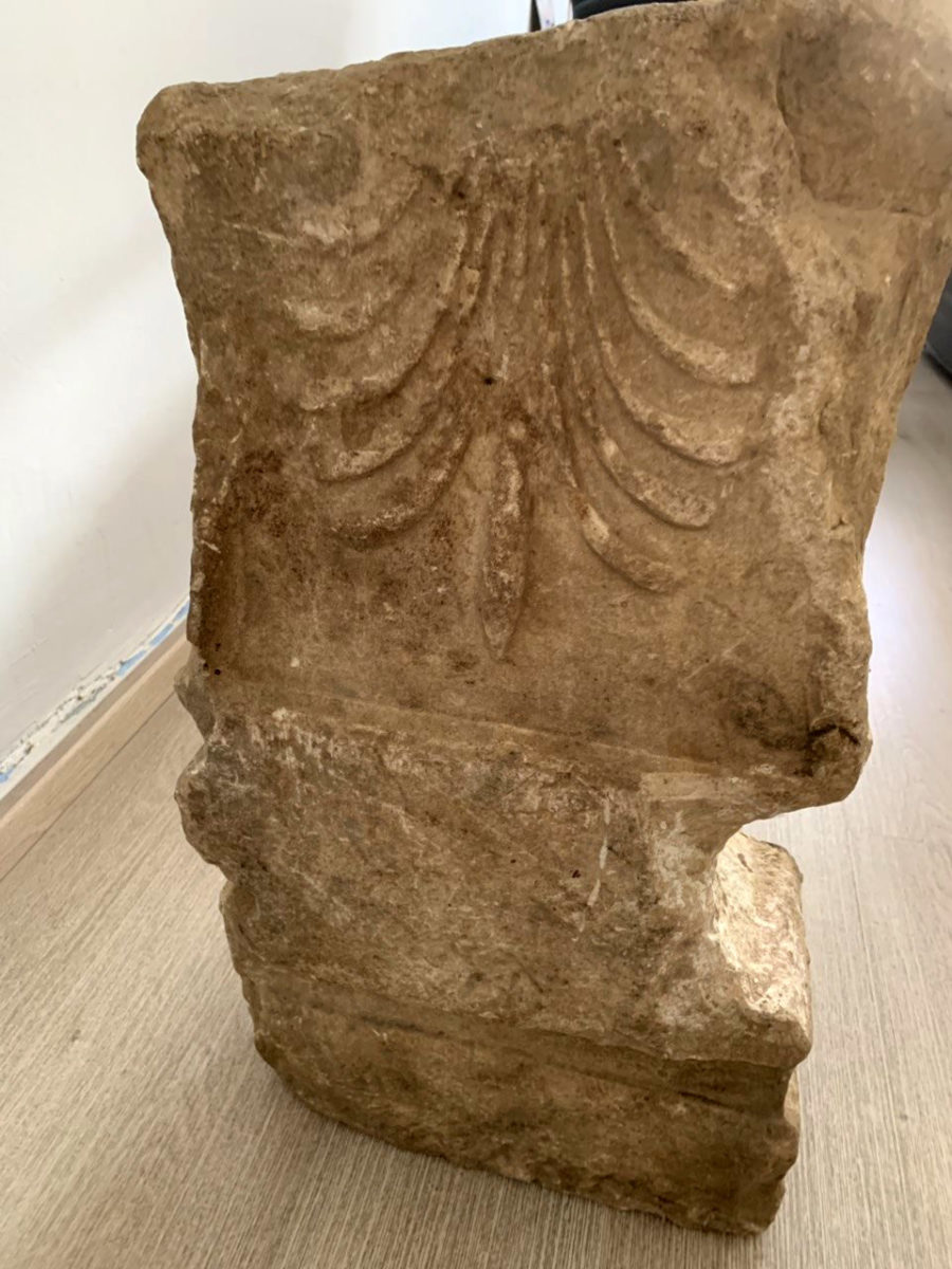 Η μαρμάρινη πλάκα με την αμφίπλευρη διακόσμηση που κατασχέθηκε στην ευρύτερη περιοχή των Φαρσάλων Λάρισας (φωτ.: Ελληνική Αστυνομία).