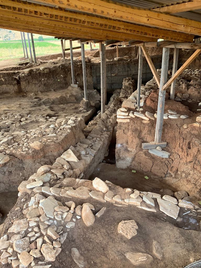 Εντυπωσιακό κτίριο της Μέσης Νεολιθικής αποκαλύφθηκε στην Κουτρουλού Μαγούλα