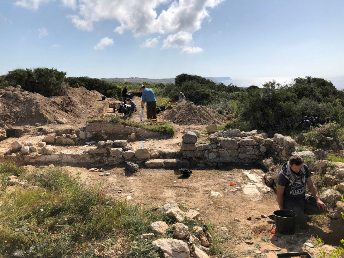 Ανασκαφή στο σύμπλεγμα οικοδομημάτων στην κορυφή του λόφου. Ακρωτήρι-Νησιαρούιν (Dreamer’s Bay). Φωτ.: Τμήμα Αρχαιοτήτων Κύπρου.