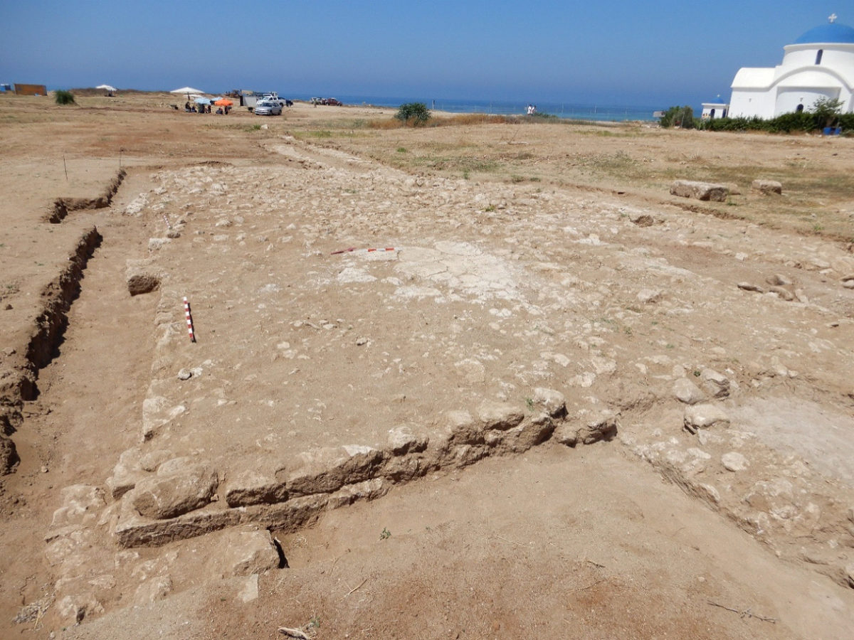 Η λίθινη βάση δεξαμενής με ορατούς στα δύο άκρα τοίχους υδραγωγείου (φωτ.: Τμήμα Αρχαιοτήτων Κύπρου).
