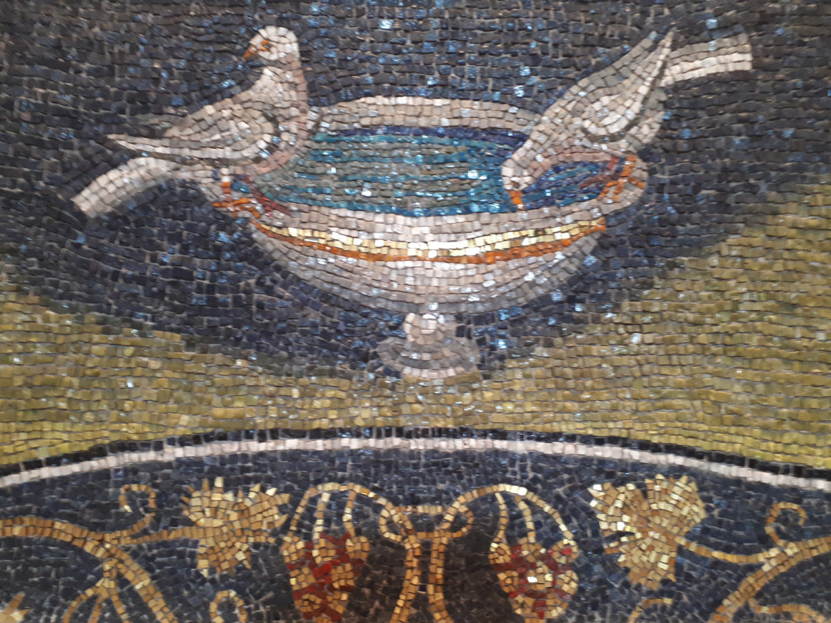 Ψηφιδωτό που παρουσιάζεται στην έκθεση «Η λάμψη του ψηφιδωτού, αυθεντικά και αντίγραφα από τη Θεσσαλονίκη και τη Ραβέννα» (φωτ.: ΑΠΕ-ΜΠΕ).