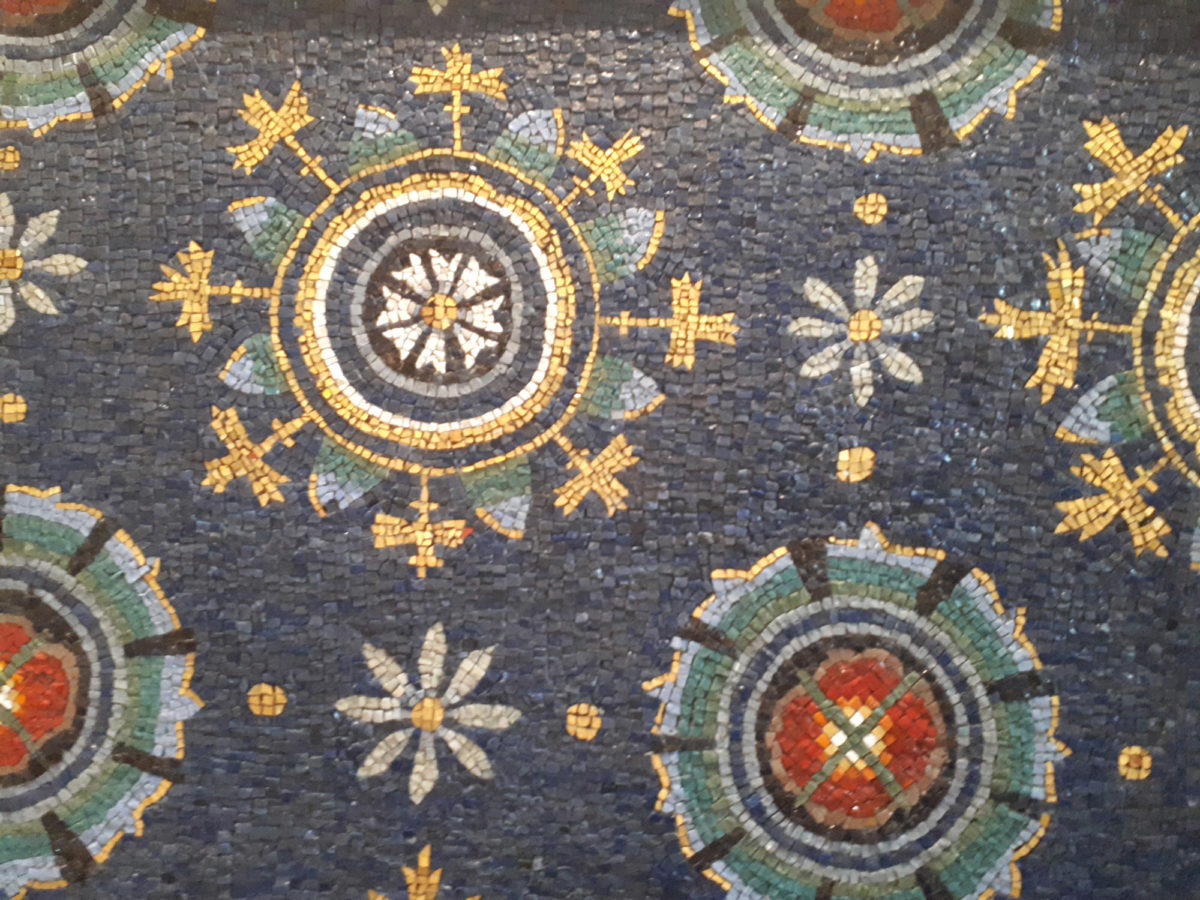 Ψηφιδωτό που παρουσιάζεται στην έκθεση «Η λάμψη του ψηφιδωτού, αυθεντικά και αντίγραφα από τη Θεσσαλονίκη και τη Ραβέννα» (φωτ.: ΑΠΕ-ΜΠΕ).