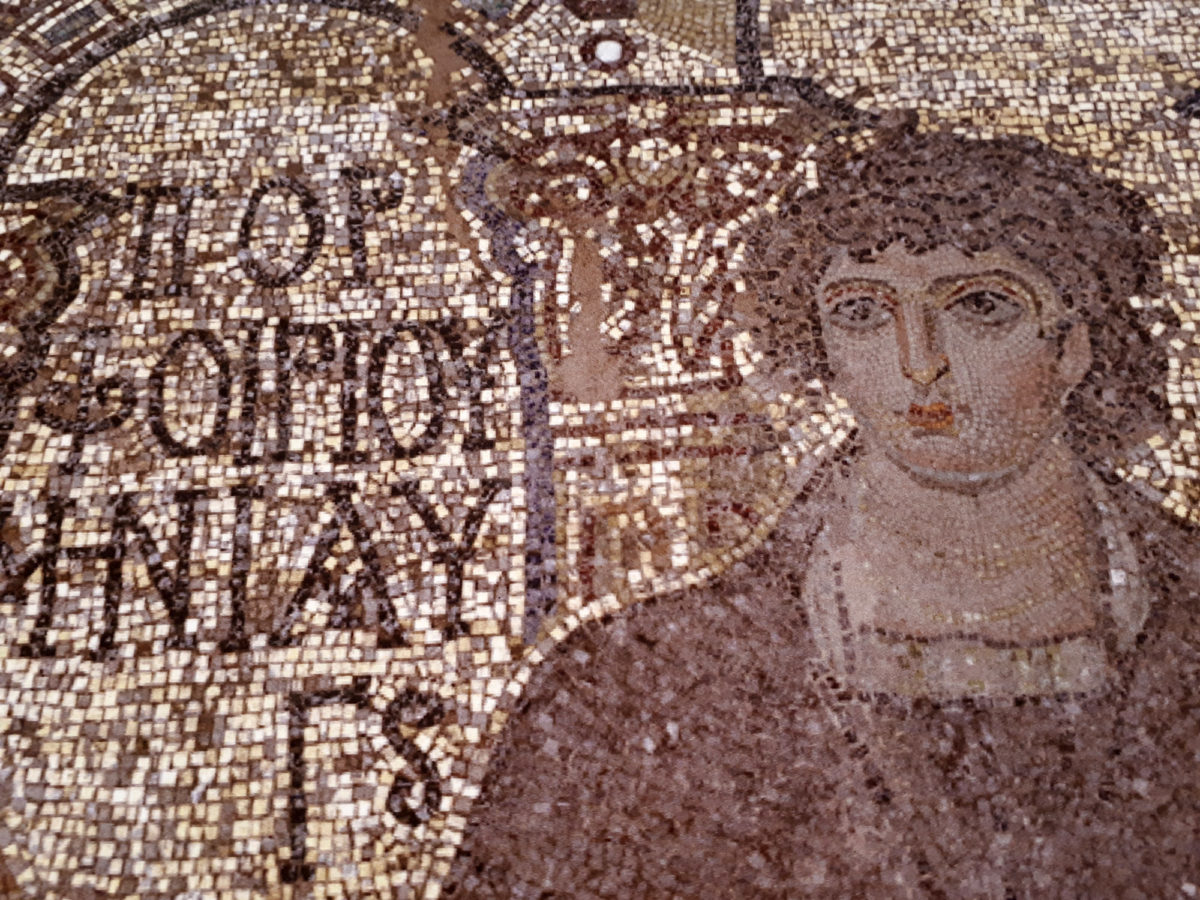 Ψηφιδωτό που παρουσιάζεται στην έκθεση «Η λάμψη του ψηφιδωτού, αυθεντικά και αντίγραφα από τη Θεσσαλονίκη και τη Ραβέννα» (φωτ.: ΑΠΕ-ΜΠΕ).