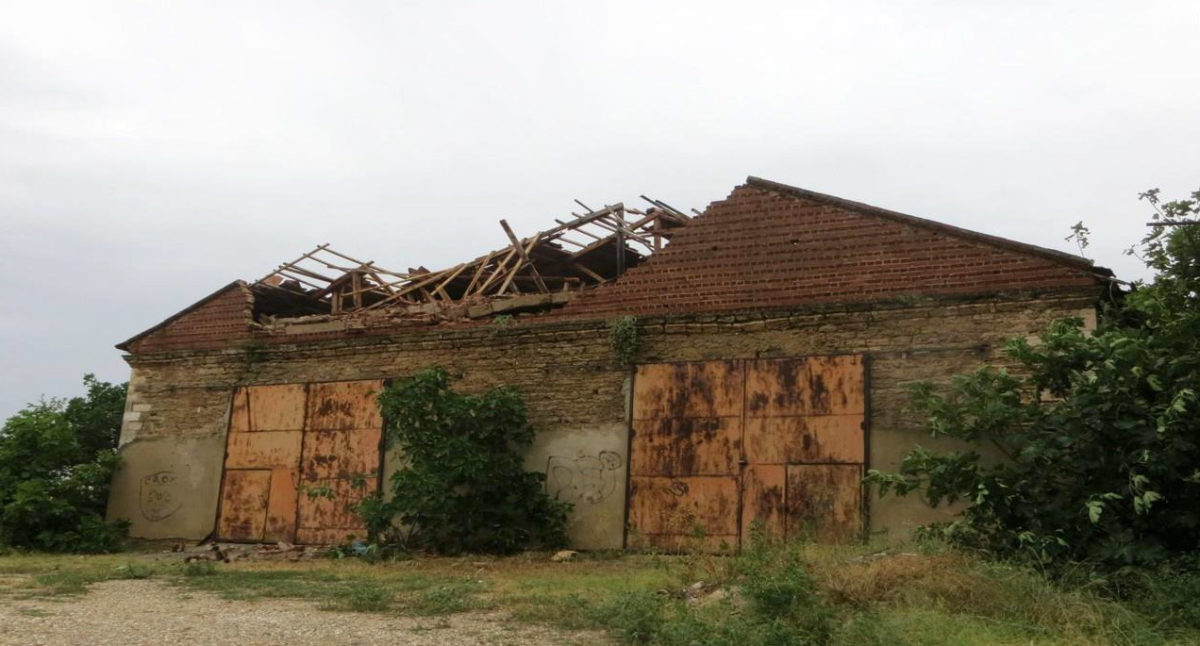 Μετοχιακό συγκρότημα Ζωγράφου. Κατάρρευση νεότερου δυτικού αετώματος και τμήματος της στέγης (σε βάθος περ. 4 μ.). Φωτ.: ΥΠΠΟΑ.