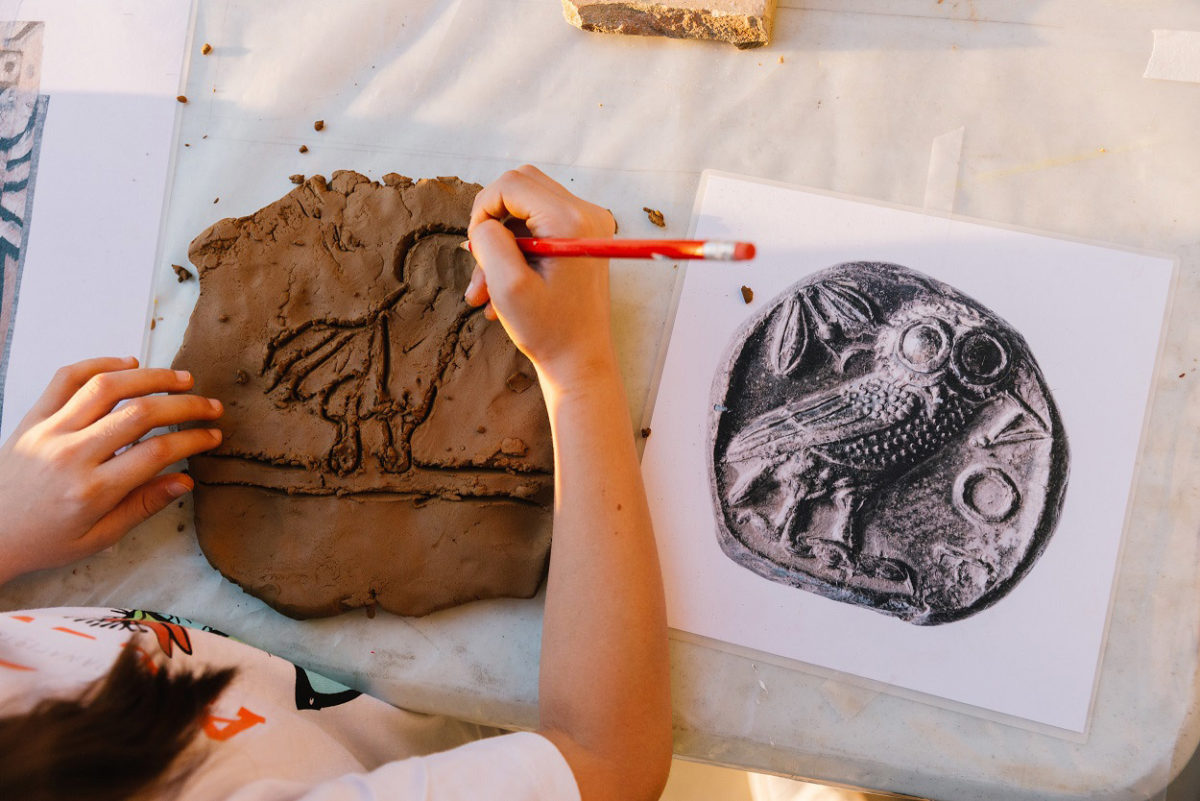 Στόχος του προγράμματος ήταν να καλλιεργήσει τη δημιουργικότητα των παιδιών εστιάζοντας στο διάλογο ανάμεσα στα αρχαία αντικείμενα από πηλό και στα μοντέρνα κεραμικά του Πικάσο (φωτ.: Πάρις Ταβιτιάν, © Μουσείο Κυκλαδικής Τέχνης).