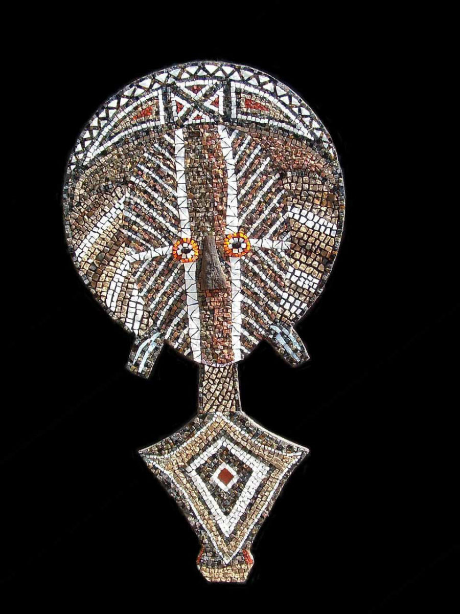 «Μάσκα 2», 2008, μάρμαρο, οπάλιο, σμάλτο και φυσικές πέτρες σε ξύλο (© Tímea Karkiss, ευγενής παραχώρηση της ίδιας).