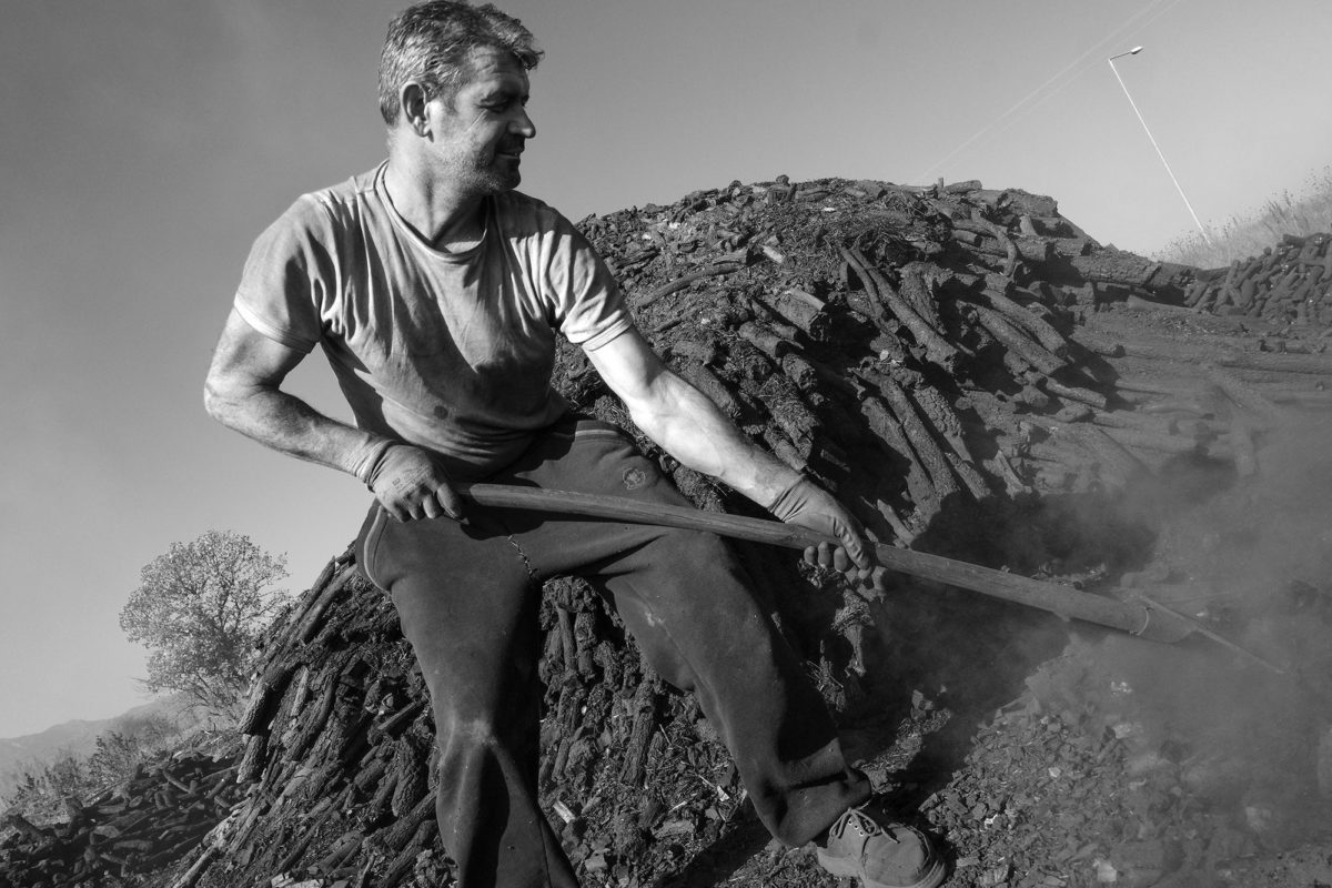 Φωτογραφία του Πολυδεύκη Ασωνίτη από την έκθεση «Οι καρβουνιάρηδες της Πίνδου».