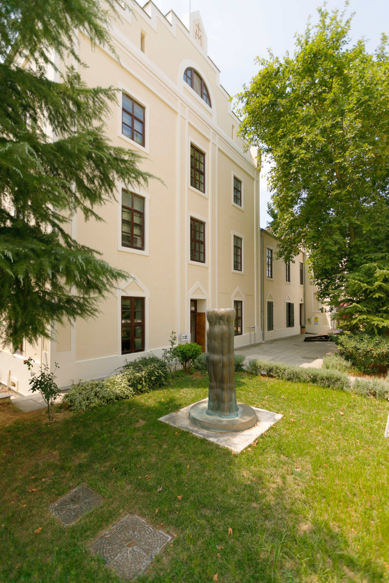 To MOMus-Μουσείο Μοντέρνας Τέχνης-Συλλογή Κωστάκη (πρώην Κρατικό Μουσείο Σύγχρονης Τέχνης).