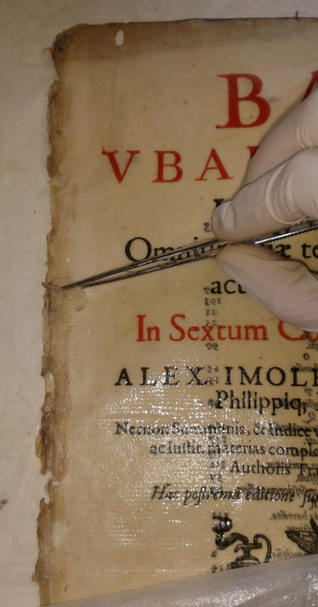 Η συντήρηση του πολύτιμου υλικού της Βιβλιοθήκης πραγματοποιείται στο σύγχρονο εργαστήριο συντήρησης βιβλίου και χαρτιού του Ιδρύματος (φωτ.: Ίδρυμα Αικατερίνης Λασκαρίδη).